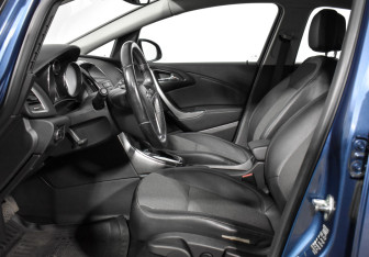 Подержанный автомобиль Opel Astra Sedan 2013 года (10 фото)