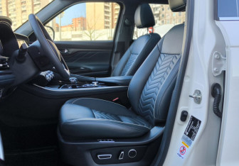 Подержанный автомобиль Changan CS95 2023 года (18 фото)