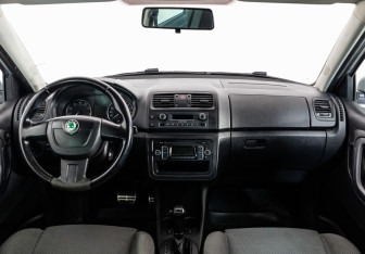 Подержанный автомобиль Skoda Fabia Hatchback 2011 года (10 фото)