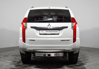 Подержанный автомобиль Mitsubishi Pajero Sport 2019 года (6 фото)