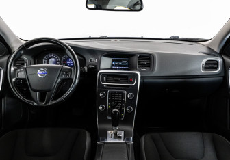 Подержанный автомобиль Volvo S60 2010 года (10 фото)