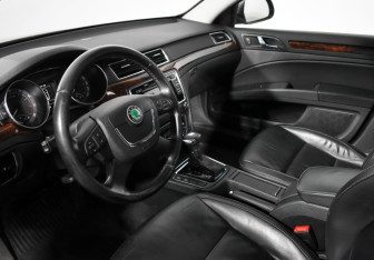 Подержанный автомобиль Skoda Superb Liftback 2011 года (9 фото)