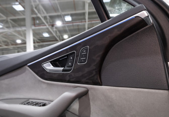 Подержанный автомобиль Audi Q7 2021 года (26 фото)