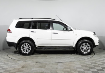 Подержанный автомобиль Mitsubishi Pajero Sport 2013 года (4 фото)