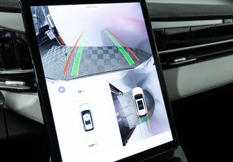 Подержанный автомобиль Geely Atlas 2023 года (17 фото)