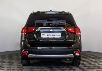 Подержанный автомобиль Mitsubishi Outlander 2016 года (6 фото)
