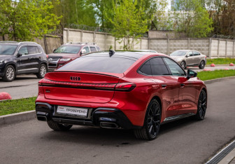 Подержанный автомобиль Audi A5 Liftback 2025 года (6 фото)