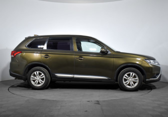 Подержанный автомобиль Mitsubishi Outlander 2020 года (4 фото)