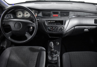 Подержанный автомобиль Mitsubishi Lancer Sedan 2005 года (13 фото)