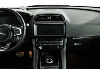 Подержанный автомобиль Jaguar F-Pace 2016 года (14 фото)