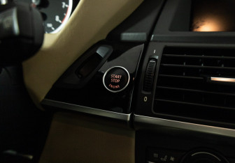 Подержанный автомобиль BMW X6 M 2011 года (20 фото)