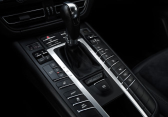 Подержанный автомобиль Porsche Macan 2020 года (18 фото)