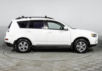 Подержанный автомобиль Mitsubishi Outlander 2011 года (4 фото)