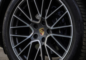 Подержанный автомобиль Porsche Cayenne 2018 года (12 фото)