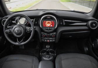 Подержанный автомобиль MINI Hatch 2020 года (14 фото)