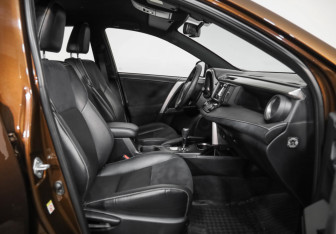 Подержанный автомобиль Toyota RAV4 2016 года (24 фото)