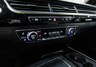 Подержанный автомобиль Audi Q7 2018 года (22 фото)