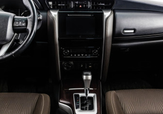 Подержанный автомобиль Toyota Fortuner 2018 года (15 фото)