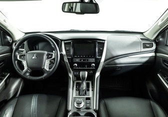 Подержанный автомобиль Mitsubishi Pajero Sport 2021 года (13 фото)