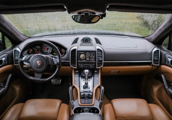 Подержанный автомобиль Porsche Cayenne 2011 года (11 фото)