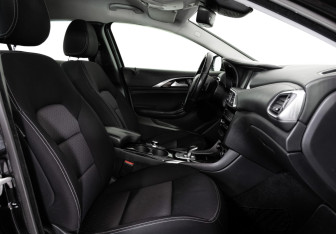 Подержанный автомобиль Infiniti Q30 2017 года (20 фото)