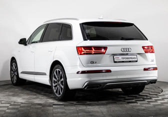 Подержанный автомобиль Audi Q7 2015 года (8 фото)