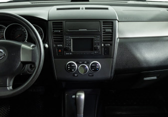 Подержанный автомобиль Nissan Tiida Hatchback 2013 года (14 фото)