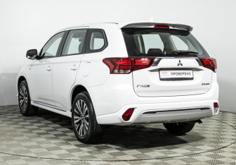Подержанный автомобиль Mitsubishi Outlander 2022 года (7 фото)
