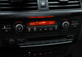 Подержанный автомобиль BMW X6 2013 года (21 фото)