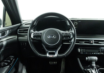 Подержанный автомобиль Kia K5 2020 года (15 фото)