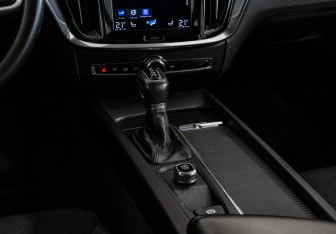 Подержанный автомобиль Volvo V60 2018 года (14 фото)