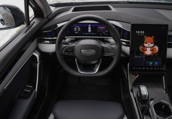 Подержанный автомобиль Geely Atlas 2024 года (12 фото)