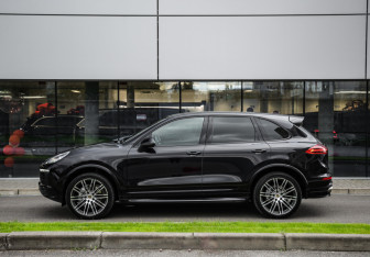 Подержанный автомобиль Porsche Cayenne 2015 года (9 фото)