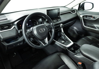 Подержанный автомобиль Toyota RAV4 2020 года (11 фото)