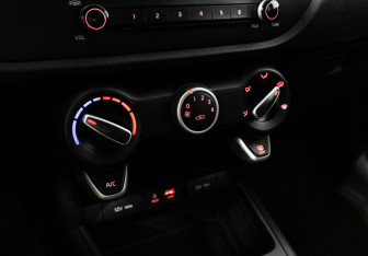 Подержанный автомобиль Kia Rio Hatchback 2018 года (16 фото)