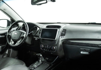 Подержанный автомобиль Kia Sorento 2015 года (9 фото)