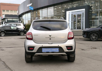 Подержанный автомобиль Renault Sandero 2016 года (5 фото)