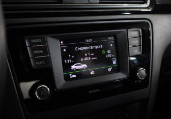 Подержанный автомобиль Skoda Rapid Liftback 2015 года (14 фото)