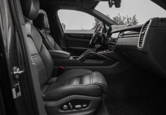 Подержанный автомобиль Porsche Cayenne 2020 года (27 фото)