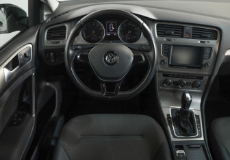 Подержанный автомобиль Volkswagen Golf Hatchback 2015 года (10 фото)
