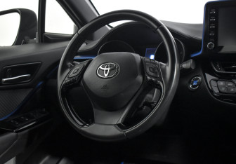 Подержанный автомобиль Toyota C-HR 2018 года (14 фото)