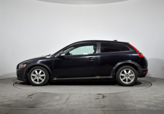 Подержанный автомобиль Volvo C30 2007 года (8 фото)