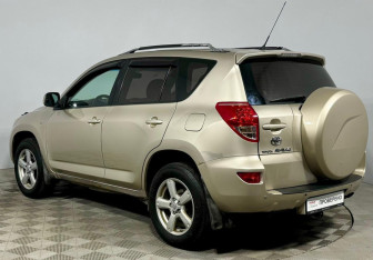 Подержанный автомобиль Toyota RAV4 2008 года (7 фото)