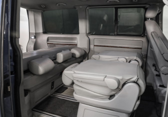 Подержанный автомобиль Volkswagen Multivan 2011 года (24 фото)