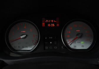 Подержанный автомобиль Renault Sandero 2011 года (12 фото)