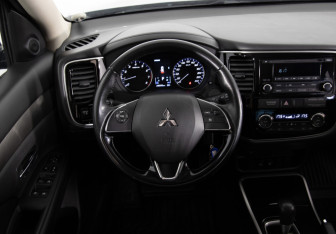 Подержанный автомобиль Mitsubishi Outlander 2017 года (10 фото)