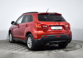 Подержанный автомобиль Mitsubishi ASX 2011 года (7 фото)