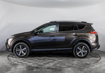 Подержанный автомобиль Toyota RAV4 2018 года (8 фото)