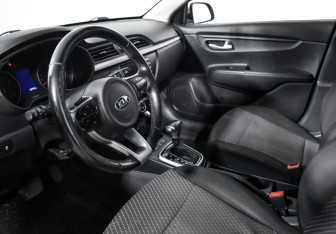 Подержанный автомобиль Kia Rio Sedan 2017 года (9 фото)