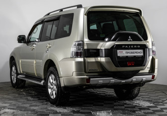 Подержанный автомобиль Mitsubishi Pajero 2014 года (8 фото)